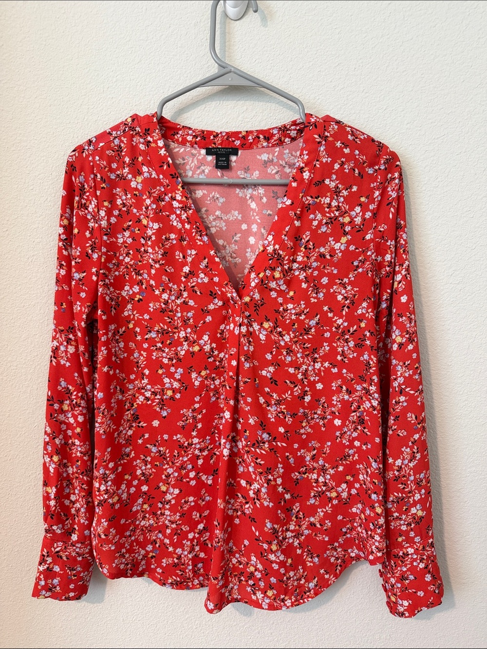 Ann Taylor Red Floral V-Neck Long-Sleeve Blouse XXSP